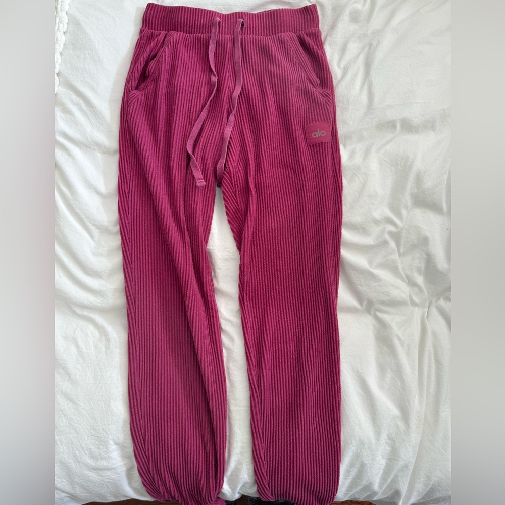 Alo Yoga Muse Sweatpants in Pink!